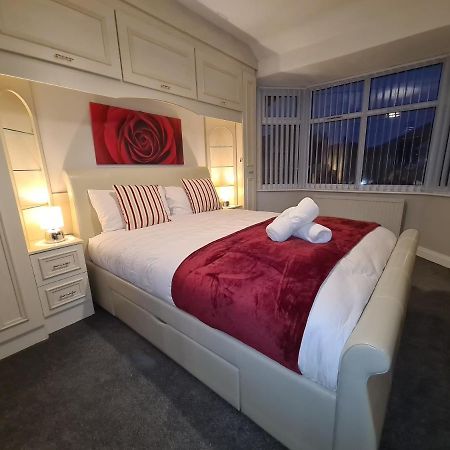 Stunning Holiday Home. Free Parking. แมนเชสเตอร์ ภายนอก รูปภาพ
