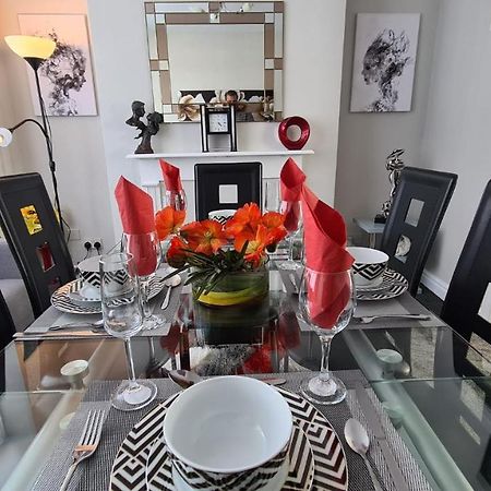 Stunning Holiday Home. Free Parking. แมนเชสเตอร์ ภายนอก รูปภาพ
