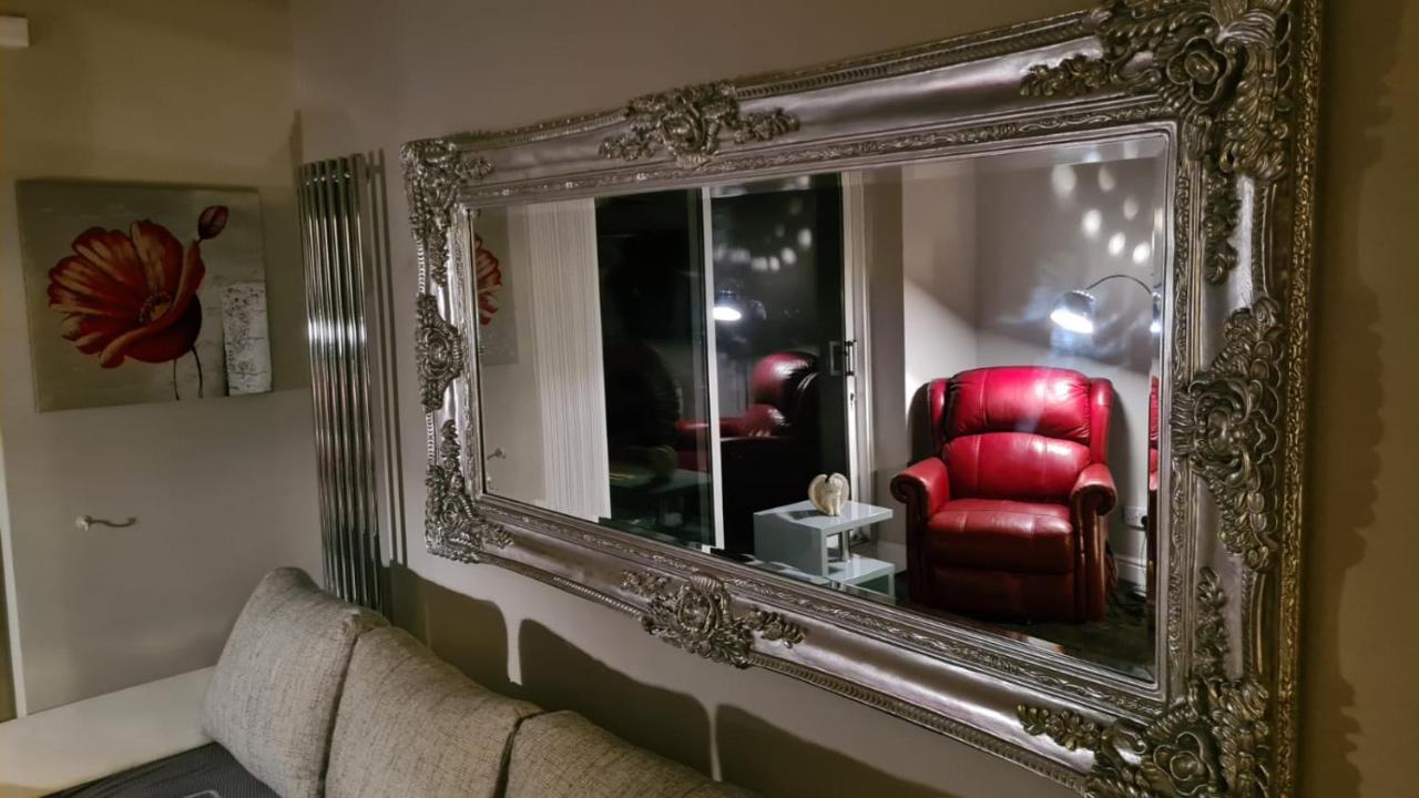 Stunning Holiday Home. Free Parking. แมนเชสเตอร์ ภายนอก รูปภาพ
