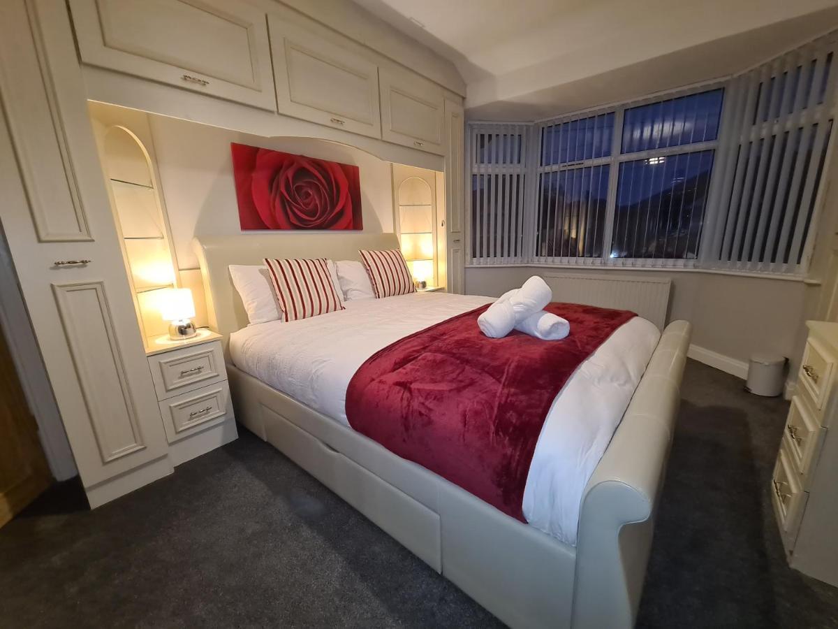 Stunning Holiday Home. Free Parking. แมนเชสเตอร์ ภายนอก รูปภาพ