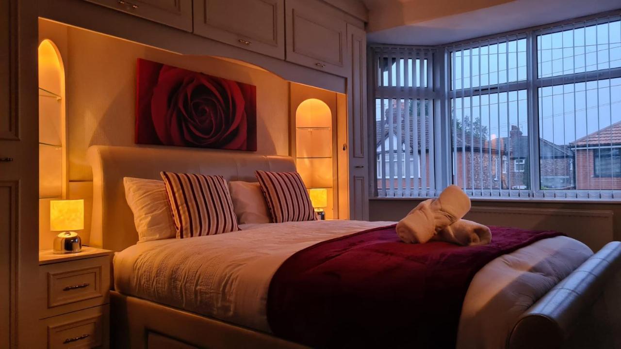 Stunning Holiday Home. Free Parking. แมนเชสเตอร์ ภายนอก รูปภาพ