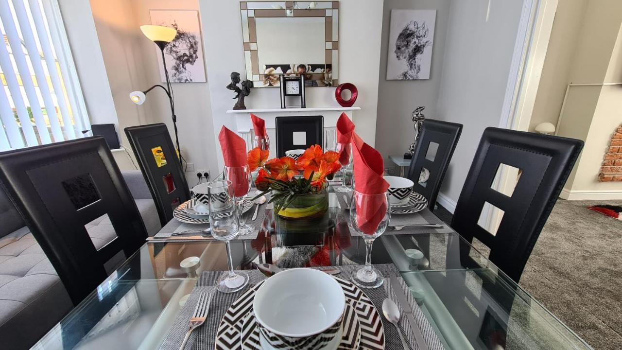 Stunning Holiday Home. Free Parking. แมนเชสเตอร์ ภายนอก รูปภาพ